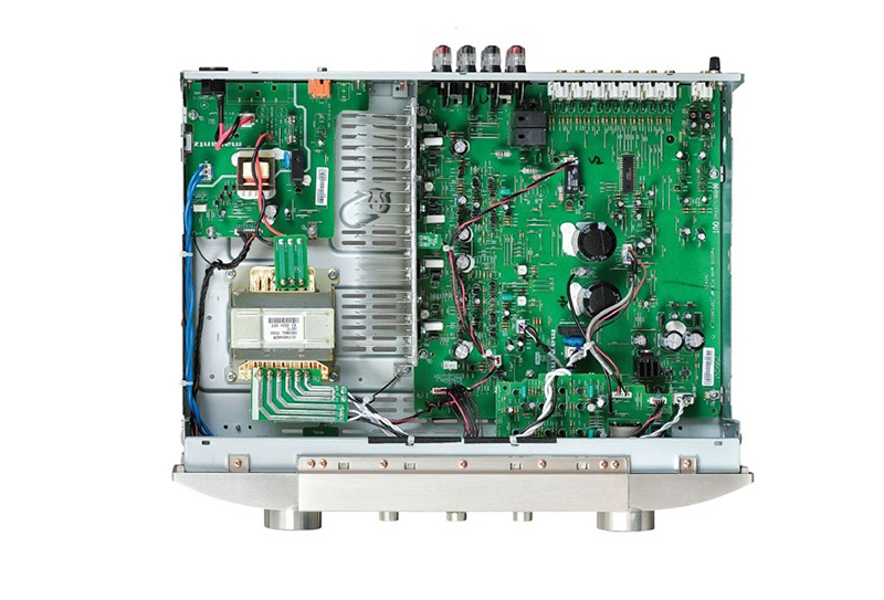 Amply Marantz PM5005 sử dụng linh kiện, bo mạch hiện đại