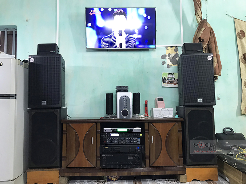 Dàn karaoke gia đình anh Tuấn