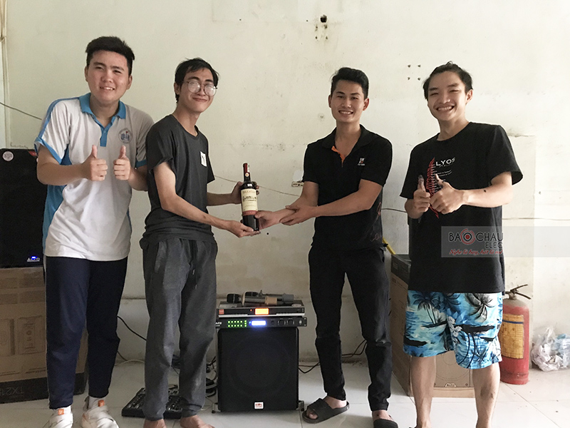 Dàn karaoke gia đình anh Tú h5