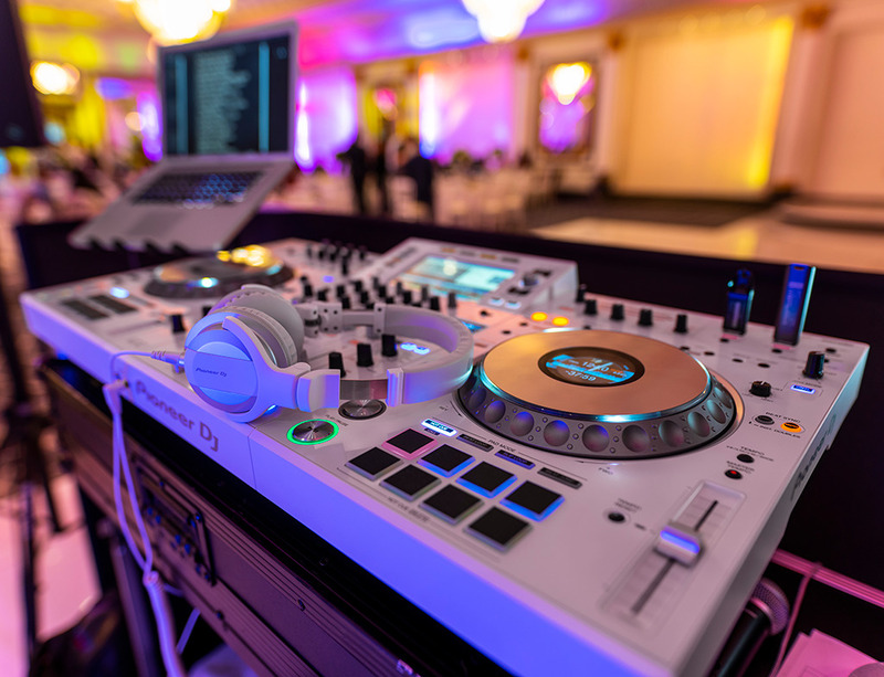 Bàn DJ là gì? Tại sao cần dùng bàn DJ nhằm mix nhạc