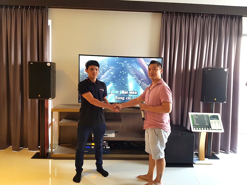Khách hàng tại TP. Hồ Chí Minh lựa chọn loa sub điện Klipsch R115SW  cho dàn karaoke của gia đình mình
