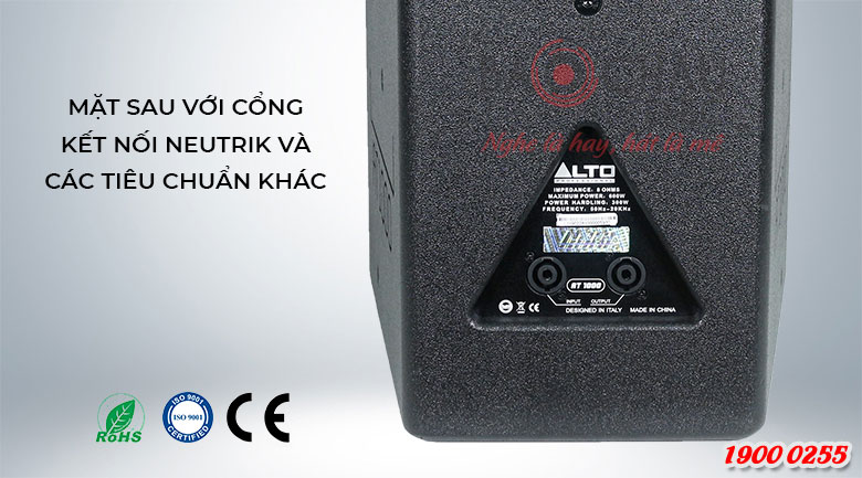 Mặt sau loa được thiết kế đơn giản với 2 cổng neutrik và thông số của Loa