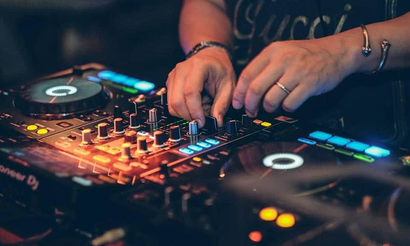 Bàn DJ Controller là gì? Điểm khác biệt giữa DJ Controller và bàn DJ chuyên nghiệp