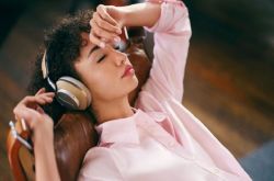 Bowers & Wilkins gây sốt với tai nghe không dây chống ồn đầu bảng PX8
