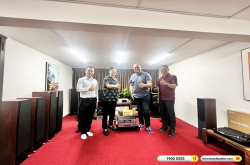 Lãnh đạo The Experts Group, thay mặt đại diện Cambridge Audio lịch sự thăm hỏi và thao tác làm việc bên trên hướng dẫn Châu Elec