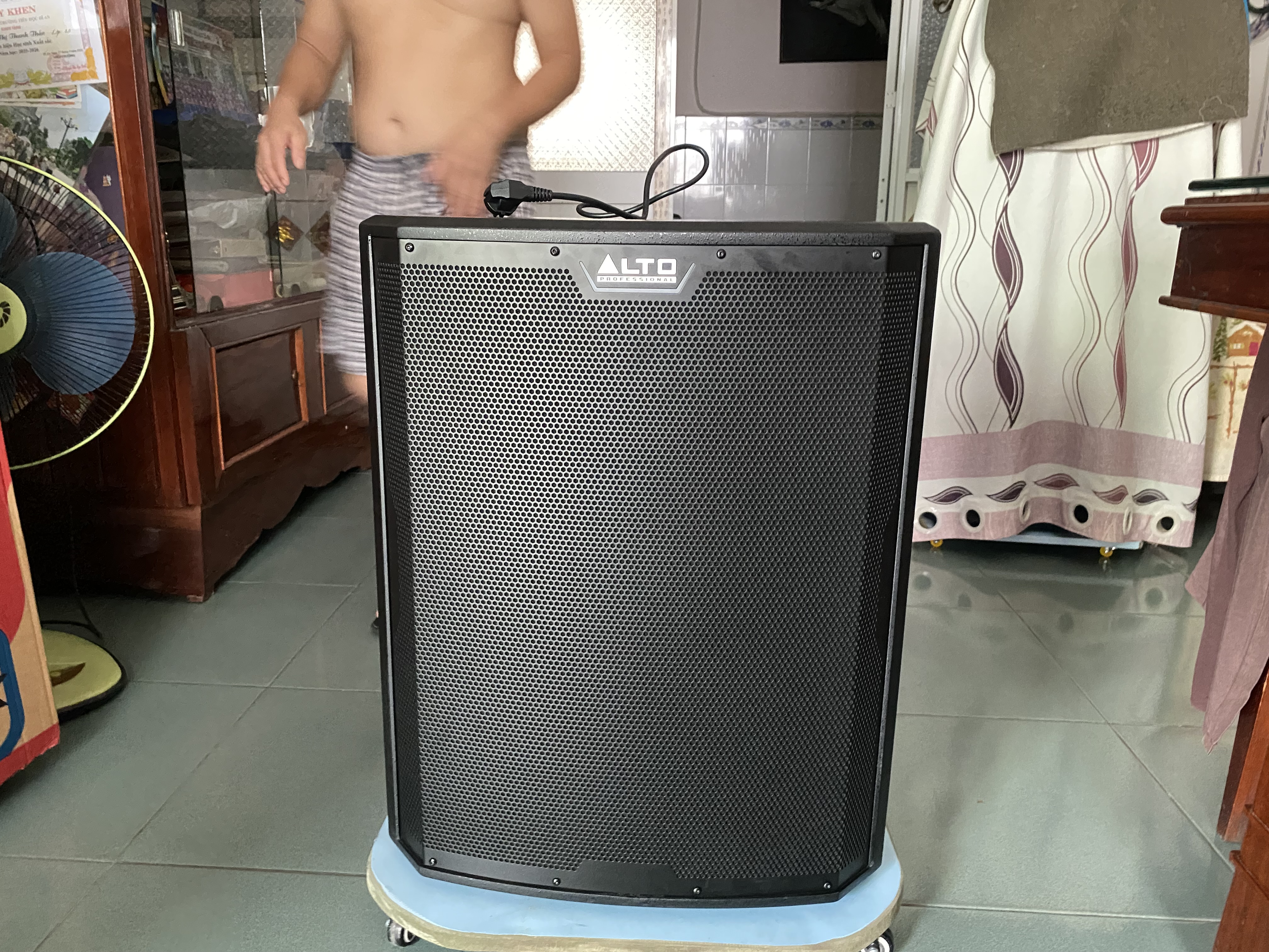 Khách hàngJenny Nguyễnđánh giá về sản phẩmLoa sub điện Alto TS18S (bass 50cm)