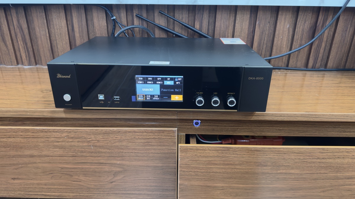 Khách hàngMạnh Hàđánh giá về sản phẩmDigital Karaoke Power Amplifier Bksound DKA 8500 (2 kênh, 750W, Kèm micro không dây)