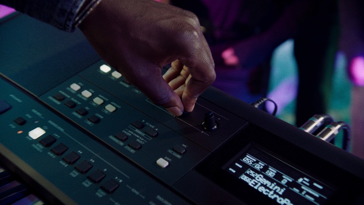 Đ&agrave;n Organ Yamaha PSR-E483