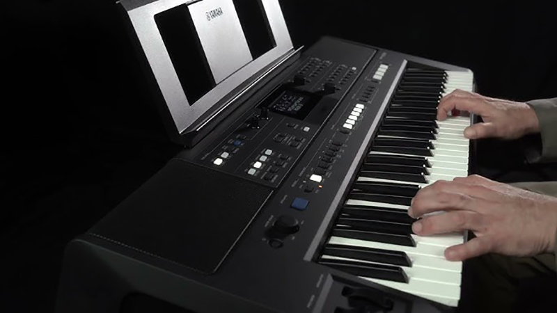 Đ&agrave;n Organ Yamaha PSR-E583