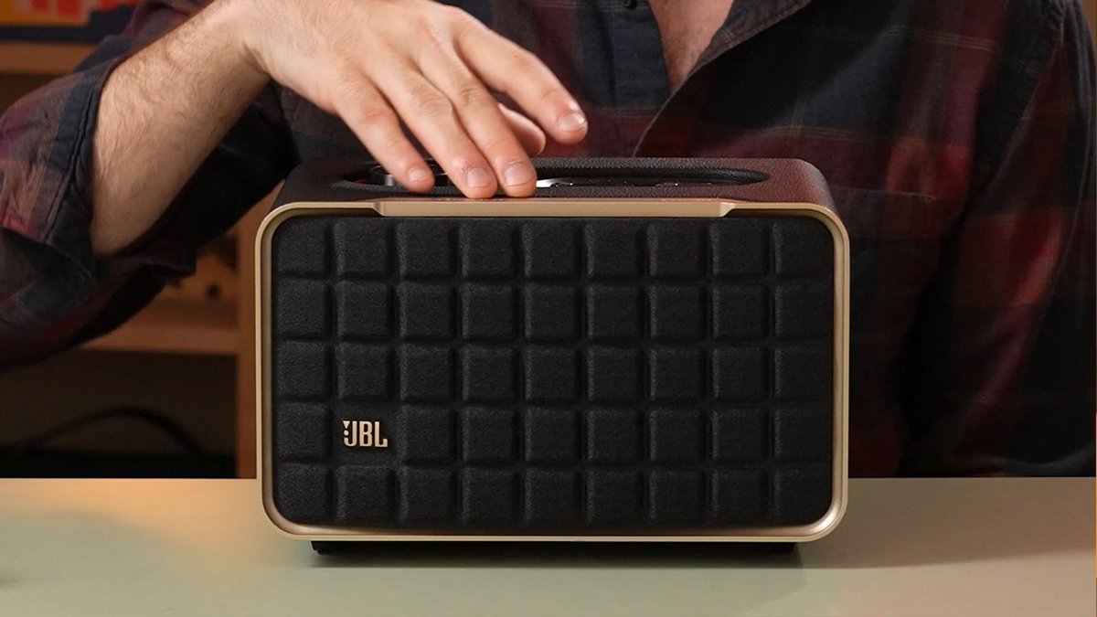  1/7 Loa JBL Authentics 200-5 Hình ảnh sản phẩm Thông số sản phẩm 100% hàng chính hãng Đền gấp 3 lần nếu phát hiện hàng giả Giá luôn rẻ nhất Gọi để có giá tốt nhất Việt Nam Hệ thống 15 cửa hàng lớn nhất Việt Nam Trả góp 0% Trả góp online từ 0% Đặc điểm nổi bật Loa JBL Authentics 200 nằm trong JBL Authentics Series, đáp ứng nhu cầu nghe nhạc chất lượng cao với âm thanh JBL mạnh mẽ. - Thiết kế mang phong cách retro độc đáo của thập niên 70 - Tính năng hỗ trợ giọng nói qua Amazon Alexa và Google Assistant - 2 củ loa tweeter 1-inch, 01 củ loa woofer 5-inch đáp ứng dải rộng và 01 màng loa cộng hưởng thụ động (bass radiator) kích cỡ 6-inch để mang lại dải âm trầm sâu và năng lượng hơn. - Nghe nhạc từ các nền tảng phát nhạc trực tuyến như AirPlay, Alexa Multi-Room Music (MRM), Spotify Connect hay Chromecast - Tự động hiệu chỉnh âm thanh tối ưu với không gian phòng Loa JBL Authentics 200 là mẫu loa bluetooth mới nhất của thương hiệu âm thanh JBL, nằm trong loa Wi-Fi JBL Authentics Series hoàn toàn mới. Thiết kế hoài cổ mang phong cách retro đặc biệt, tích hợp nhiều công nghệ kỹ thuật mới, đặc biệt là tính năng hỗ trợ giọng nói (Amazon Alexa và Google Assistant) cho hiệu suất sử dụng linh hoạt cùng chất âm JBL huyền thoại. Đánh giá thiết kế Loa JBL Authentics 200 Loa JBL Authentics 200 có kiểu dáng nhỏ gọn, kích thước (RxCxS) lần lượt là 266,3 x 171,7 x 167,4 mm cùng trọng lượng nhẹ chỉ 3.12kg phù hợp bố trí nhiều không gian khác nhau mà không chiếm quá nhiều diện tích. Loa JBL Authentics 200 Vẻ ngoài của loa đậm chất cổ điển, lấy cảm hứng từ thiết kế retro vớiphong cách thập niên 70 mang tính biểu tượng của JBL. Chi tiết viền mạ vàng sang trọng đồng điệu với logo JBL mạ vàng trên mặt ê-căng. Lưới tản nhiệt Quadrex, vỏ giống như da tùy chỉnh và khung nhôm cao cấp cho thiết kế chắc chắn và vững chãi. Không chỉ là loa nghe nhạc, JBL Authentics 200 mang nét đẹp độc đáo phù hợp làm món đồ trang trí sang trọng trong mọi căn phòng. Đánh giá chất lượng Loa JBL Authentics 200 Âm thanh mạnh mẽ hiệu suất tuyệt vời Gây ấn tượng với khả năng lấp đầy bất kỳ căn phòng nào trong nhà bạn bằng âm thanh nổi, Loa JBL Authentics 200 trang bị một cặp loa tweeter 25mm đem đến âm thanh chi tiết và trong trẻo, kết hợp với loa trầm toàn dải 5 inch và bộ tản âm thụ động 6 inch giảm âm mang đến âm trầm sâu lắng và nội lực. Loa JBL Authentics 200 Thiết kế củ loa cao cấp này đảm bảo âm thanh được cân bằng một cách hoàn hảo, cho khả năng chơi tốt đa dạng thể loại âm nhạc, từ những giai điệu nhẹ nhàng da diết cho đến các bài nhạc remix, EDM sôi động. Công suất 90W cho khả năng chơi nhạc cho các không gian vừa và nhỏ. Truyền phát nhạc qua Wifi tích hợp Thưởng thức âm thanh từ đa dạng nguồn phát nhạc, từ podcast đến radio internet ở độ phân giải cao. Hay người dùng có thể truyền phát nhạc qua AirPlay, Alexa Multi-Room Music (MRM), Chromecast tích hợp™ và Spotify Connect. Thậm chí bạn có thể rời khỏi phòng hoặc nhận cuộc gọi mà âm nhạc vẫn không bị gián đoạn. Kết nối Wifi đảm bảo loa của bạn nhận được các bản cập nhật tính năng và phần mềm tự động kết nối để có phiên bản mới nhất. Trợ lý giọng nói thông minh trên một thiết bị. Là mẫu Loa JBL Authentics 200 được tích hợp Trợ lý Google và Amazon Alexa cung cấp đồng thời mang đến sự tự do và thuận tiện nhất để điều khiển nhiều thiết bị thông minh, phát nhạc từ nhiều dịch vụ phát nhạc trực tuyến cũng như sử dụng ở chế độ rảnh tay từ trợ lý giọng nói tại bất kỳ thời điểm nào. Ghép nối Bluetooth liền mạch Loa JBL Authentics 200 Được trang bị chuẩn kết nối bluetooth 5.3 mới nhất, bạn có thể chia sẻ liền mạch danh sách phát bằng cách ghép nồi JBL Authentics 200 với bất kỳ thiết bị Bluetooth nào. Điều khiển trực quan qua ứng dụng JBL One Thưởng thức âm thanh cá nhân hóa theo sở thích riêng của bạn với các nút điều khiển trực quan trên loa giúp điều chỉnh mức âm lượng, âm trầm và âm bổng. Ngoài ra có thể sử dụng Alexa hoặc Google Assistant đề điều khiển thiết bị bằng giọng nói. Hoặc sử dụng ứng dụng JBL One có sẵn trên iOS/ Android để có thêm tùy chọn tùy chỉnh EQ, cài đặt và tìm bài hát yêu thích mới của bạn bằng các dịch vụ âm nhạc tích hợp. Phát lại âm thanh trong nhiều phòng Đặt nhiều loa JBL Authentics khắp nhà bữa tiệc đông vui của bạn. Bằng cách sử dụng ứng dụng Google Home hoặc ứng dụng Amazon Alexa, bạn có thể thiết lập cùng một bản nhạc cho mọi phòng bằng cách kết nối hai hoặc nhiều loa với một danh sách phát duy nhất và khiến mọi người chuyền động theo cùng một nhịp điệu. Tự động điều chỉnh âm thanh mọi lúc mọi nơi Loa JBL Authentics 200 Loa có khả năng tự động hiệu chỉnh và tối ưu hóa hiệu suất âm thanh cho mọi vị trí mỗi khi bạn bật nguồn. Thân thiện với môi trường Loa JBL Authentics 200 là sản phẩm hướng tới mục tiêu bảo vệ môi trường bền vững của JBL khi được làm một phần bằng 100% vải tái chế, 85% nhựa tái chế và 50% nhôm. Đồng thời được đựng trong hộp carton được chứng nhận FSC in bằng mực đậu nành. Thông số kỹ thuật Hệ thống âm thanh: Âm thanh nổi 2.0 Nguồn cấp: Điện áp xoay chiều 100 - 240V, ~ 50/60Hz Tổng công suất loa phát ra (Tối đa @THD 1%): 90W Đầu dò: Loa tweeter 2 x 25mm + loa trầm 5" Nhiệt độ hoạt động: 0°C - 45°C Phản hồi thường xuyên: 50Hz - 20kHz (-6dB) Đầu vào âm thanh: 1 Đầu vào âm thanh, Bluetooth/WIFI, Ethernet và USB Cổng USB: Loại C Các định dạng hỗ trợ: mp3,WAV Bộ giải mã MP3: MPEG 1 Lớp 2/3, MPEG 2 Lớp 3, MPEG 2.5 Lớp 3 Tốc độ lấy mẫu MP3: 16 - 48 kHz Tốc độ bit MP3: 80 - 320kbps Phiên bản Bluetooth: 5.3 Kích thước (W x H x D): 266,3 x 171,7 x 167,4 mm Trọng lượng: 3,12 kg Loa JBL Authentics 200 chính hãng mới nhất hiện nay, bạn có thể sở hữu loa Bluetooth sở hữu chất lượng âm thanh chân thực rõ nét, dây đeo đa năng mang tính di động cao. Khách hàng có thể liên hệ hotline 1900 0255 của Bảo Châu Elec để sớm nhất sở hữu cho mình sản phẩm Loa JBL Authentics 200 chính hãng với giá tốt nhất thị trường. Tổng hợp các dòng loa Bluetooth nhập khẩu chính hãng, có bán tại Bảo Châu elec Tổng hợp các dòng loa Bluetooth nhập khẩu chính hãng, có bán tại Bảo Châu elec Tìm hiểu thêm nhiều mẫu loa Bluetooth hơn tại đây. Các mẫu loa Bluetooth nhập khẩu chính hãng, thiết kế nhỏ gọn, chống nước tốt, sử dụng nghe nhạc cực hay, giá rẻ. Tìm Kiếm Nhiều: JBL Prx One Acton 2 Stanmore 2 JBL Flip 6 Charge 5 Partybox 710 Partybox 110 Onyx Studio 7 Loa B&O Beolit 20 Klipsch Groove XXL Loa Klipsch Sidekicks GIG XXL Xem thêm Sản phẩm chưa có đánh giá, hãy trở thành người đầu tiên đánh giá sản phẩm này! Viết đánh giá Loa JBL Authentics 200