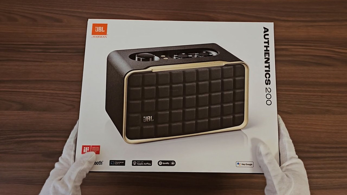  1/7 Loa JBL Authentics 200-5 Hình ảnh sản phẩm Thông số sản phẩm 100% hàng chính hãng Đền gấp 3 lần nếu phát hiện hàng giả Giá luôn rẻ nhất Gọi để có giá tốt nhất Việt Nam Hệ thống 15 cửa hàng lớn nhất Việt Nam Trả góp 0% Trả góp online từ 0% Đặc điểm nổi bật Loa JBL Authentics 200 nằm trong JBL Authentics Series, đáp ứng nhu cầu nghe nhạc chất lượng cao với âm thanh JBL mạnh mẽ. - Thiết kế mang phong cách retro độc đáo của thập niên 70 - Tính năng hỗ trợ giọng nói qua Amazon Alexa và Google Assistant - 2 củ loa tweeter 1-inch, 01 củ loa woofer 5-inch đáp ứng dải rộng và 01 màng loa cộng hưởng thụ động (bass radiator) kích cỡ 6-inch để mang lại dải âm trầm sâu và năng lượng hơn. - Nghe nhạc từ các nền tảng phát nhạc trực tuyến như AirPlay, Alexa Multi-Room Music (MRM), Spotify Connect hay Chromecast - Tự động hiệu chỉnh âm thanh tối ưu với không gian phòng Loa JBL Authentics 200 là mẫu loa bluetooth mới nhất của thương hiệu âm thanh JBL, nằm trong loa Wi-Fi JBL Authentics Series hoàn toàn mới. Thiết kế hoài cổ mang phong cách retro đặc biệt, tích hợp nhiều công nghệ kỹ thuật mới, đặc biệt là tính năng hỗ trợ giọng nói (Amazon Alexa và Google Assistant) cho hiệu suất sử dụng linh hoạt cùng chất âm JBL huyền thoại. Đánh giá thiết kế Loa JBL Authentics 200 Loa JBL Authentics 200 có kiểu dáng nhỏ gọn, kích thước (RxCxS) lần lượt là 266,3 x 171,7 x 167,4 mm cùng trọng lượng nhẹ chỉ 3.12kg phù hợp bố trí nhiều không gian khác nhau mà không chiếm quá nhiều diện tích. Loa JBL Authentics 200 Vẻ ngoài của loa đậm chất cổ điển, lấy cảm hứng từ thiết kế retro vớiphong cách thập niên 70 mang tính biểu tượng của JBL. Chi tiết viền mạ vàng sang trọng đồng điệu với logo JBL mạ vàng trên mặt ê-căng. Lưới tản nhiệt Quadrex, vỏ giống như da tùy chỉnh và khung nhôm cao cấp cho thiết kế chắc chắn và vững chãi. Không chỉ là loa nghe nhạc, JBL Authentics 200 mang nét đẹp độc đáo phù hợp làm món đồ trang trí sang trọng trong mọi căn phòng. Đánh giá chất lượng Loa JBL Authentics 200 Âm thanh mạnh mẽ hiệu suất tuyệt vời Gây ấn tượng với khả năng lấp đầy bất kỳ căn phòng nào trong nhà bạn bằng âm thanh nổi, Loa JBL Authentics 200 trang bị một cặp loa tweeter 25mm đem đến âm thanh chi tiết và trong trẻo, kết hợp với loa trầm toàn dải 5 inch và bộ tản âm thụ động 6 inch giảm âm mang đến âm trầm sâu lắng và nội lực. Loa JBL Authentics 200 Thiết kế củ loa cao cấp này đảm bảo âm thanh được cân bằng một cách hoàn hảo, cho khả năng chơi tốt đa dạng thể loại âm nhạc, từ những giai điệu nhẹ nhàng da diết cho đến các bài nhạc remix, EDM sôi động. Công suất 90W cho khả năng chơi nhạc cho các không gian vừa và nhỏ. Truyền phát nhạc qua Wifi tích hợp Thưởng thức âm thanh từ đa dạng nguồn phát nhạc, từ podcast đến radio internet ở độ phân giải cao. Hay người dùng có thể truyền phát nhạc qua AirPlay, Alexa Multi-Room Music (MRM), Chromecast tích hợp™ và Spotify Connect. Thậm chí bạn có thể rời khỏi phòng hoặc nhận cuộc gọi mà âm nhạc vẫn không bị gián đoạn. Kết nối Wifi đảm bảo loa của bạn nhận được các bản cập nhật tính năng và phần mềm tự động kết nối để có phiên bản mới nhất. Trợ lý giọng nói thông minh trên một thiết bị. Là mẫu Loa JBL Authentics 200 được tích hợp Trợ lý Google và Amazon Alexa cung cấp đồng thời mang đến sự tự do và thuận tiện nhất để điều khiển nhiều thiết bị thông minh, phát nhạc từ nhiều dịch vụ phát nhạc trực tuyến cũng như sử dụng ở chế độ rảnh tay từ trợ lý giọng nói tại bất kỳ thời điểm nào. Ghép nối Bluetooth liền mạch Loa JBL Authentics 200 Được trang bị chuẩn kết nối bluetooth 5.3 mới nhất, bạn có thể chia sẻ liền mạch danh sách phát bằng cách ghép nồi JBL Authentics 200 với bất kỳ thiết bị Bluetooth nào. Điều khiển trực quan qua ứng dụng JBL One Thưởng thức âm thanh cá nhân hóa theo sở thích riêng của bạn với các nút điều khiển trực quan trên loa giúp điều chỉnh mức âm lượng, âm trầm và âm bổng. Ngoài ra có thể sử dụng Alexa hoặc Google Assistant đề điều khiển thiết bị bằng giọng nói. Hoặc sử dụng ứng dụng JBL One có sẵn trên iOS/ Android để có thêm tùy chọn tùy chỉnh EQ, cài đặt và tìm bài hát yêu thích mới của bạn bằng các dịch vụ âm nhạc tích hợp. Phát lại âm thanh trong nhiều phòng Đặt nhiều loa JBL Authentics khắp nhà bữa tiệc đông vui của bạn. Bằng cách sử dụng ứng dụng Google Home hoặc ứng dụng Amazon Alexa, bạn có thể thiết lập cùng một bản nhạc cho mọi phòng bằng cách kết nối hai hoặc nhiều loa với một danh sách phát duy nhất và khiến mọi người chuyền động theo cùng một nhịp điệu. Tự động điều chỉnh âm thanh mọi lúc mọi nơi Loa JBL Authentics 200 Loa có khả năng tự động hiệu chỉnh và tối ưu hóa hiệu suất âm thanh cho mọi vị trí mỗi khi bạn bật nguồn. Thân thiện với môi trường Loa JBL Authentics 200 là sản phẩm hướng tới mục tiêu bảo vệ môi trường bền vững của JBL khi được làm một phần bằng 100% vải tái chế, 85% nhựa tái chế và 50% nhôm. Đồng thời được đựng trong hộp carton được chứng nhận FSC in bằng mực đậu nành. Thông số kỹ thuật Hệ thống âm thanh: Âm thanh nổi 2.0 Nguồn cấp: Điện áp xoay chiều 100 - 240V, ~ 50/60Hz Tổng công suất loa phát ra (Tối đa @THD 1%): 90W Đầu dò: Loa tweeter 2 x 25mm + loa trầm 5" Nhiệt độ hoạt động: 0°C - 45°C Phản hồi thường xuyên: 50Hz - 20kHz (-6dB) Đầu vào âm thanh: 1 Đầu vào âm thanh, Bluetooth/WIFI, Ethernet và USB Cổng USB: Loại C Các định dạng hỗ trợ: mp3,WAV Bộ giải mã MP3: MPEG 1 Lớp 2/3, MPEG 2 Lớp 3, MPEG 2.5 Lớp 3 Tốc độ lấy mẫu MP3: 16 - 48 kHz Tốc độ bit MP3: 80 - 320kbps Phiên bản Bluetooth: 5.3 Kích thước (W x H x D): 266,3 x 171,7 x 167,4 mm Trọng lượng: 3,12 kg Loa JBL Authentics 200 chính hãng mới nhất hiện nay, bạn có thể sở hữu loa Bluetooth sở hữu chất lượng âm thanh chân thực rõ nét, dây đeo đa năng mang tính di động cao. Khách hàng có thể liên hệ hotline 1900 0255 của Bảo Châu Elec để sớm nhất sở hữu cho mình sản phẩm Loa JBL Authentics 200 chính hãng với giá tốt nhất thị trường. Tổng hợp các dòng loa Bluetooth nhập khẩu chính hãng, có bán tại Bảo Châu elec Tổng hợp các dòng loa Bluetooth nhập khẩu chính hãng, có bán tại Bảo Châu elec Tìm hiểu thêm nhiều mẫu loa Bluetooth hơn tại đây. Các mẫu loa Bluetooth nhập khẩu chính hãng, thiết kế nhỏ gọn, chống nước tốt, sử dụng nghe nhạc cực hay, giá rẻ. Tìm Kiếm Nhiều: JBL Prx One Acton 2 Stanmore 2 JBL Flip 6 Charge 5 Partybox 710 Partybox 110 Onyx Studio 7 Loa B&O Beolit 20 Klipsch Groove XXL Loa Klipsch Sidekicks GIG XXL Xem thêm Sản phẩm chưa có đánh giá, hãy trở thành người đầu tiên đánh giá sản phẩm này! Viết đánh giá Loa JBL Authentics 200