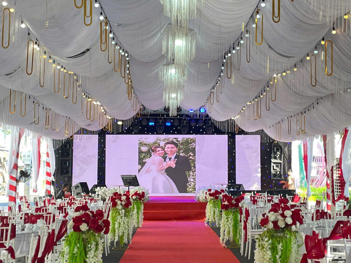 m&agrave;n h&igrave;nh led đ&aacute;m cưới