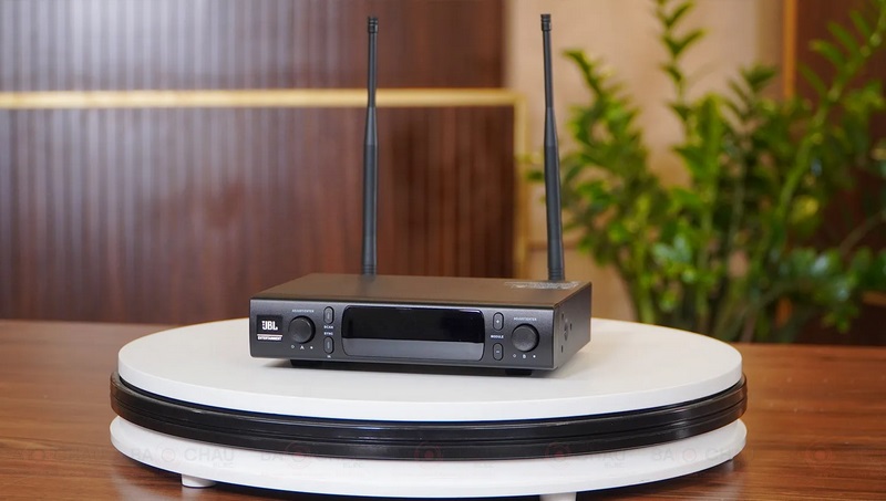 Micro không dây JBL VM300