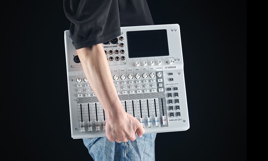 Mixer Yamaha MGX12V