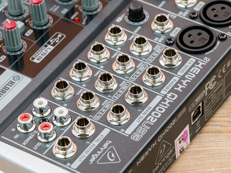 Bàn mixer Behringer Xenyx Q1002USB