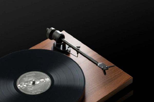 Pro-Ject ra mắt mâm đĩa than E1 dành cho phân khúc nhập môn