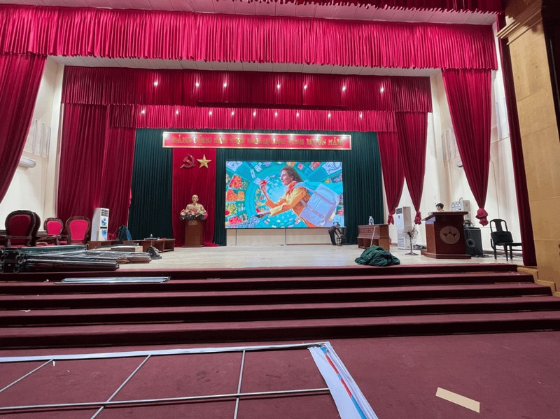 m&agrave;n h&igrave;nh LED trong nh&agrave;