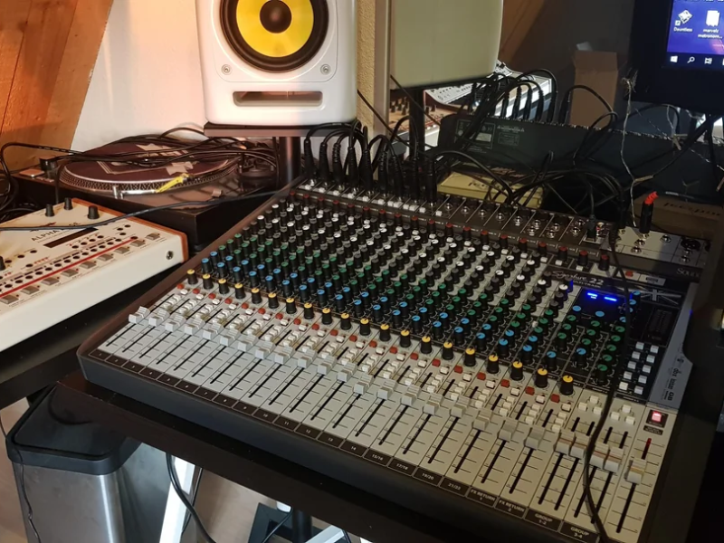 Mixer Soundcraft Signature 22