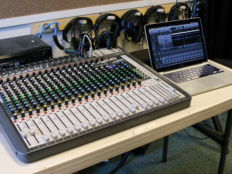 Mixer Soundcraft Signature 22