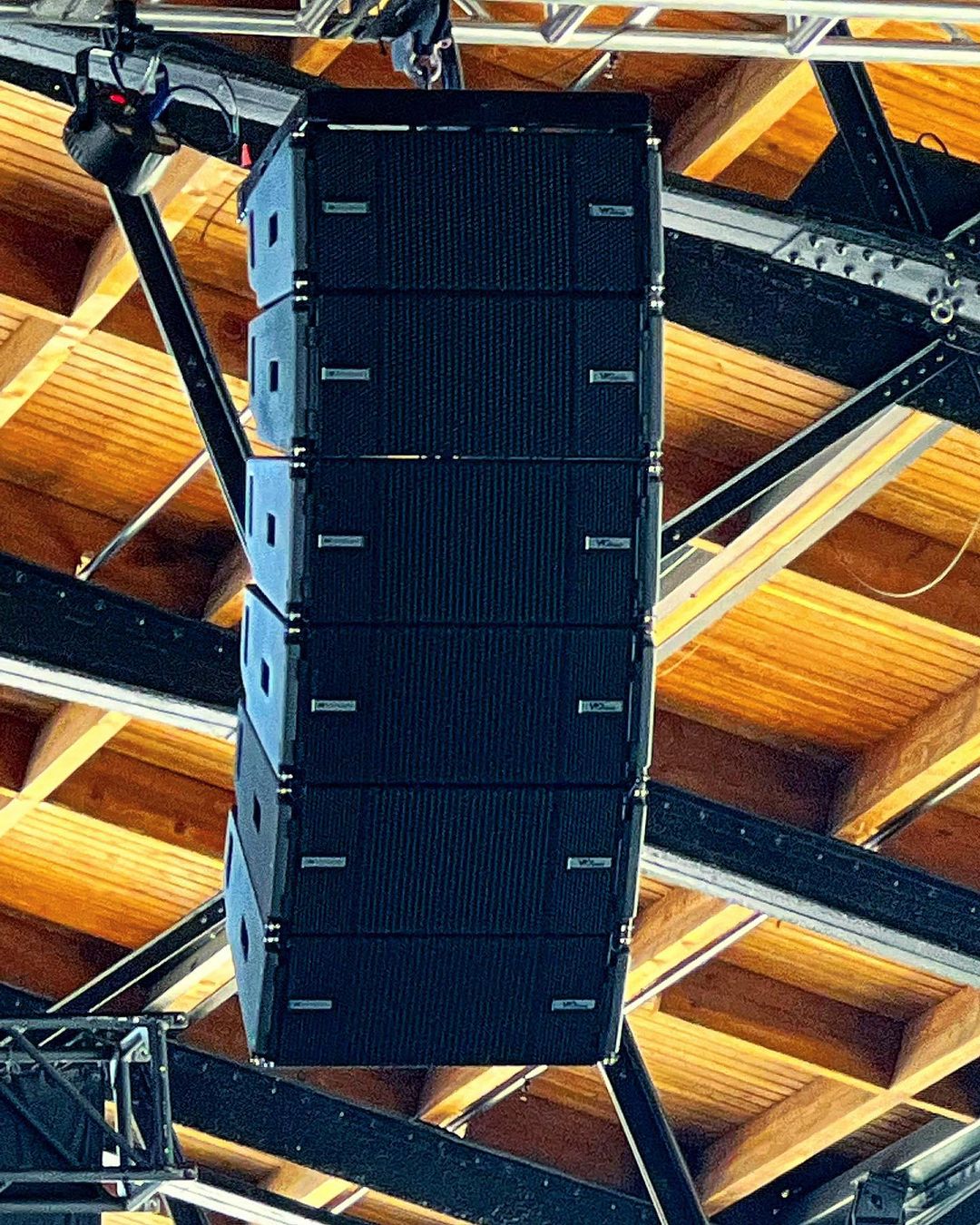 Loa Line Array Dbtechnologies Vio L1610 được lắp đặt